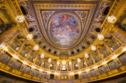 Detalle de la Ópera real del palacio de Versalles en París (Francia).