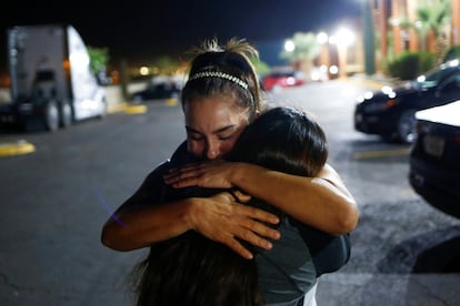 Lorena Hernández abraza a su hija Oralia Pérez, por primera vez desde marzo de 2020, en El Paso, Texas.
