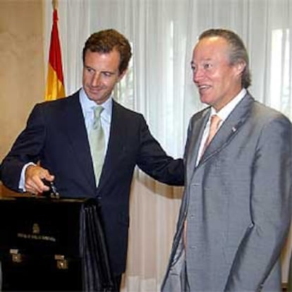 El ministro de Ciencia, Juan Costa, con su antecesor, Josep Piqué.