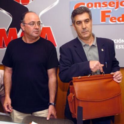 El secretario general de la Federación Minerometalúrgica de CCOO, Felipe López (d), y el secretario de Política Sindical de Metal de UGT, Carlos Romero, tras la reunión mantenida en Madrid.