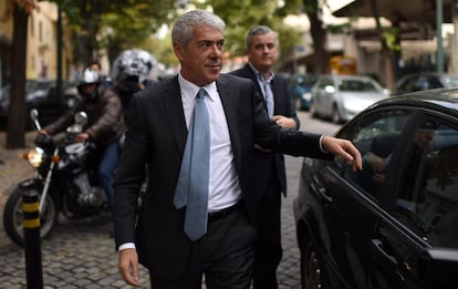  El primer ministro portugu&eacute;s,Jose Socrates,sale del coche oficial para votar en Lisboa, Portugal. 