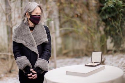 La poeta Louise Glück posa en el jardín de su casa de Cambridge (Massachusetts, EEUU) con la medalla del premio Nobel de literatura el pasado 7 de diciembre.