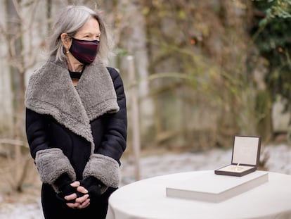 Louise Glück posa junto a la medalla de su premio Nobel, en Cambridge, en diciembre pasado.