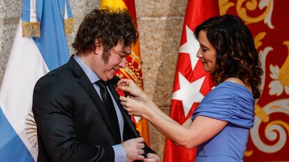 La presidenta de la Comunidad de Madrid, Isabel Díaz Ayuso, entrega la Medalla Internacional de la Comunidad de Madrid al presidente de Argentina, Javier Milei, este viernes en la sede del Gobierno regional.