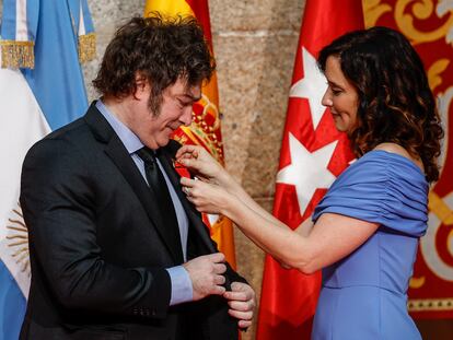 La presidenta de la Comunidad de Madrid, Isabel Díaz Ayuso, entrega la Medalla Internacional de la Comunidad de Madrid al presidente de Argentina, Javier Milei, este viernes en la sede del Gobierno regional.