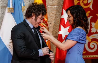 La presidenta de la Comunidad de Madrid, Isabel Díaz Ayuso, entrega la Medalla Internacional de la Comunidad de Madrid al presidente de Argentina, Javier Milei, este viernes en la sede del Gobierno regional.