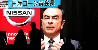 Carlos Ghosn, en una pantalla gigante en las calles de Tokio (Jap&oacute;n).