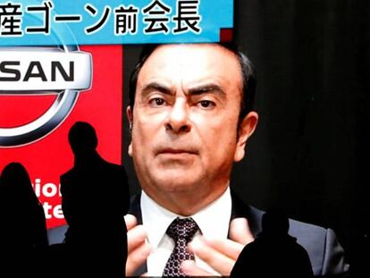 Carlos Ghosn, en una pantalla gigante en las calles de Tokio (Jap&oacute;n).