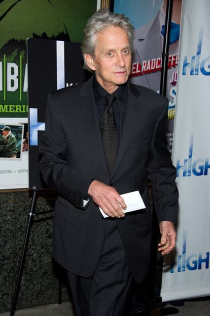 El actor Michael Douglas a su llegada al estreno del musical de Broadway 'High', el 19 de abril de 2011, en Nueva York.