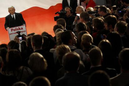 Jaroslaw Kaczynski, cantidato por el partido Ley y Justicia a las elecciones presidenciales polacas, habla ante sus simpatizantes en la sede de su partido.