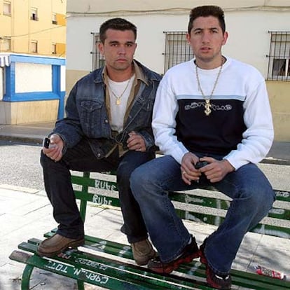 Jaime Reyes y Carmelo Rodríguez, en la plaza Juan XXIII de Huelva.