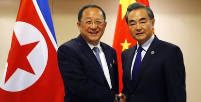 O ministro das Relações Exteriores da Coreia do Norte, Ri Yong-ho, com seu homólogo chinês, Wang Yi.