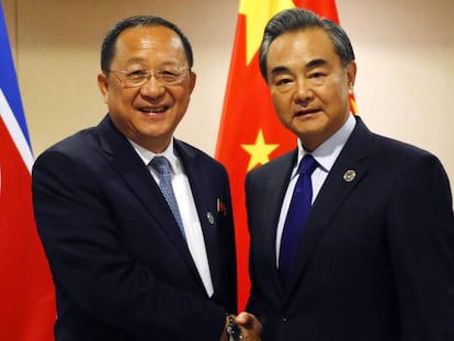 El ministro de Exteriores de Corea del Norte, Ri Yong-ho, junto a su hom&oacute;logo chino, Wang Yi.