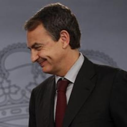 El FMI arropa el giro de Zapatero y atisba dos décadas de crecimiento