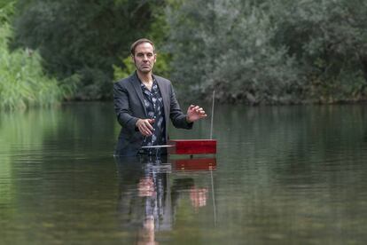 Javier de Agustín toca el theremin.