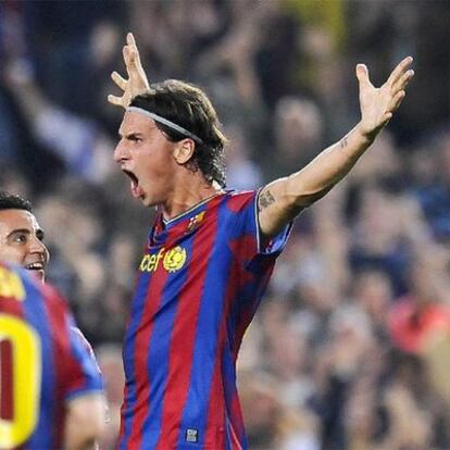 Ibrahimovic celebra su gol de falta, el segundo del Barça, ante Xavi y Messi.