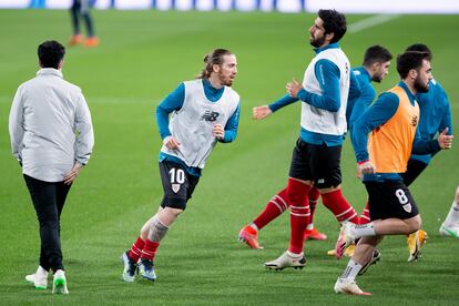 Los jugadores del Athletic calientan el pasado lunes antes de medirse con el Cádiz en el Ramón de Carranza.