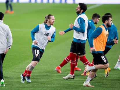 Los jugadores del Athletic calientan el pasado lunes antes de medirse con el Cádiz en el Ramón de Carranza.