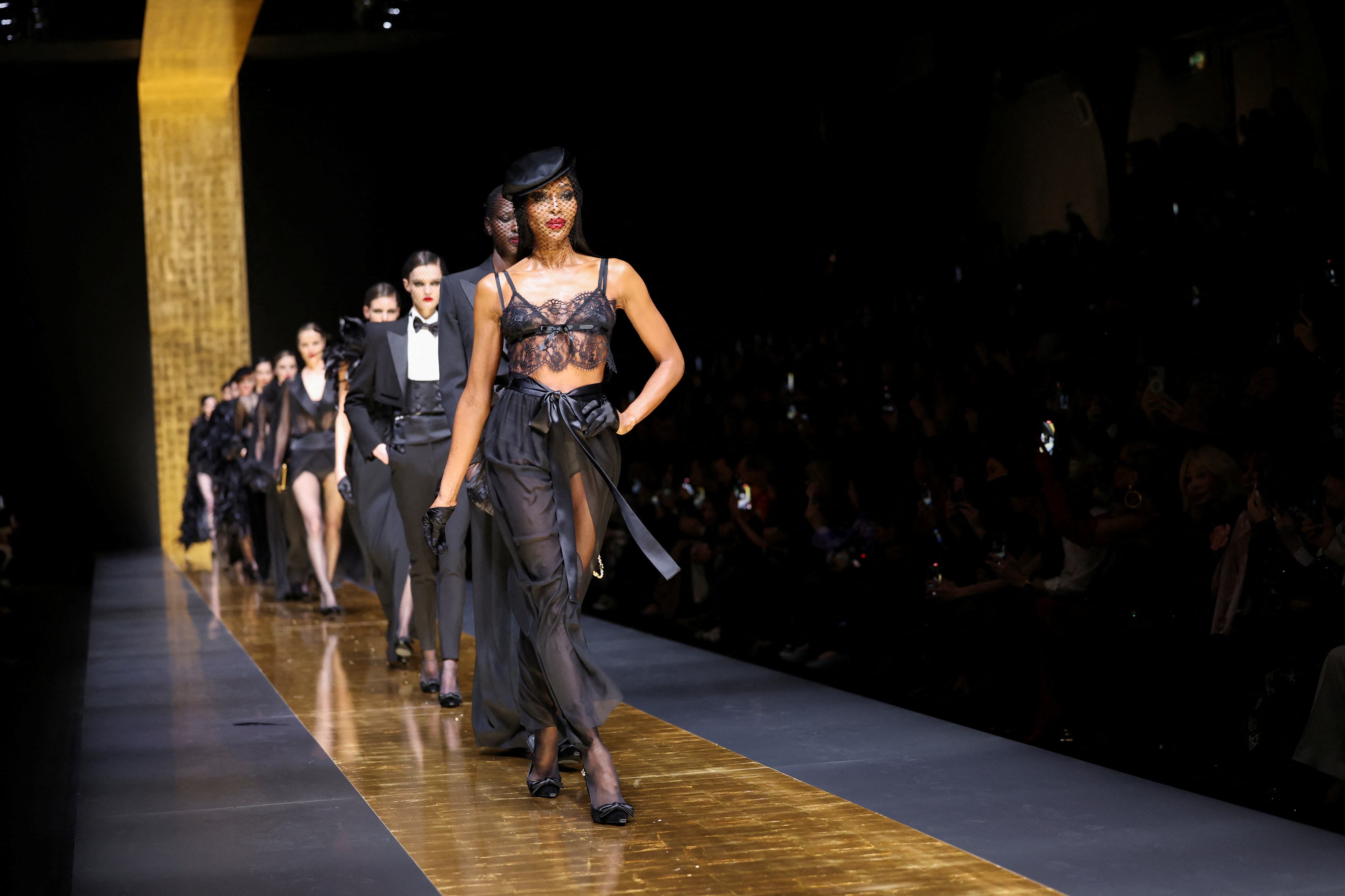 La modelo Naomi Campbell encabeza el desfile de Dolce & Gabbana en la semana de la moda de Milán, el 24 de febrero de 2024.