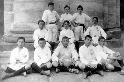 San Lorenzo del Escorial (Madrid), 1909. Equipo de fútbol del Real Colegio de Alfonso XII. De pie, Rafael Mújica (i); sentado con el balón en la mano, Santiago Bernabéu, futuro presidente del Real Madrid.