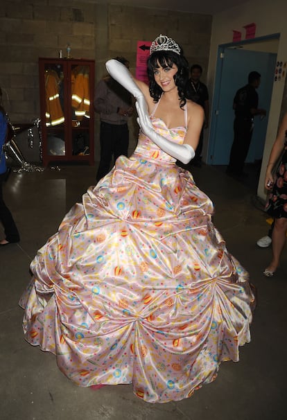 Katy Perry's passion goes beyond dressing up for Halloween. Since the very beginning, she has always tried to turn heads with her outfits. At the 2008 MTV Latin America Awards, where she performed her hit 'I Kissed a Girl,' the singer dressed up as a Disney princess.