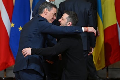 El presidente del Gobierno de España, Pedro Sánchez (a la izquierda), abraza a su homólogo ucranio, Volodímir Zelenski, después de la foto de familia en Lancaster House. 