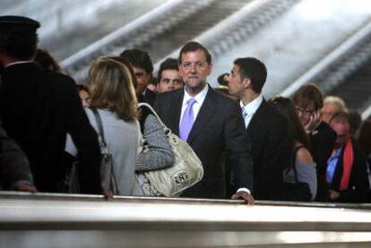 El líder del PP, Mariano Rajoy, en la estación de Santa Justa a su llegada a Sevilla.