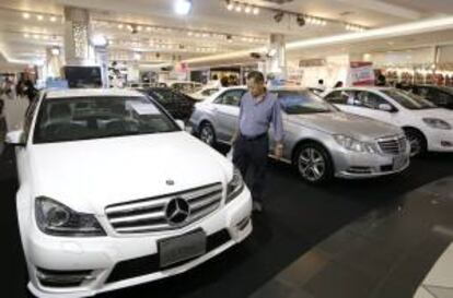 El productor automovilstico alemn Mercedes-Benz Cars vendi en los cuatro primeros meses del a?o 475.836 vehculos, un 4,6 % ms que en los mismos meses de 2012, por la demanda en EEUU y Japn, y pese a las dificultades en Europa y la cada en China. EFE/Archivo