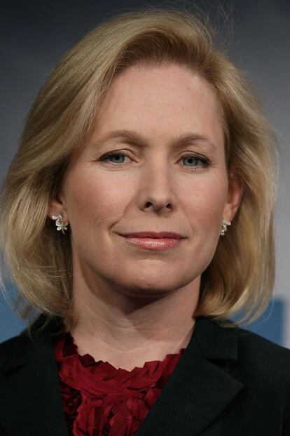 Kirsten Gillibrand (1966) - Poltica estadounidense. "No deberas subestimarla. Ella puede ir tan lejos como a ella quiera. Si Kirsten Gillibrand quiere ser una estrella de rock, ser una estrella de rock. Pero sera un gran presidente". As es como define Alfonse D' Amato a Time a Gillibrand. Un ejemplo de tenacidad con la que ha conseguido ser la senadora del estado de Nueva York y primera demcrata en representar al distrito 20 de la ciudad desde 1979.