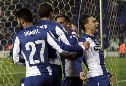 Sergio García celebra un gol con sus compañeros del Espanyol.