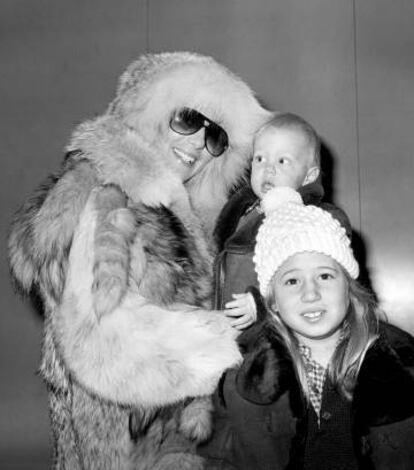 Cher en el aeropuerto de Londres con sus dos hijos: Chastity (luego Chaz, al cambiarse de sexo), de su relación con Sonny Bono; y Elijah Blue (en brazos), de su relación con Gregg Allman.