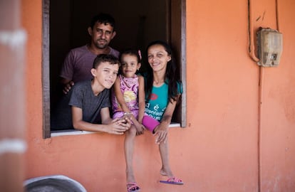 A agricultora Patrícia, o marido e os dois filhos que, com o auxílio emergencial, driblaram o fogão à lenha e tiveram WiFi em casa pela primeira vez.