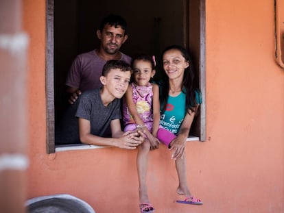 A agricultora Patrícia, o marido e os dois filhos que, com o auxílio emergencial, driblaram o fogão à lenha e tiveram WiFi em casa pela primeira vez.
