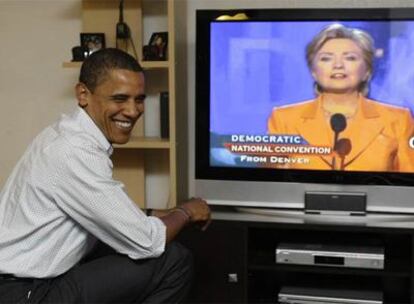 El candidato demócrata a la presidencia, Barack Obama, ríe mientras escucha el discurso de Hillary Clinton por televisión.