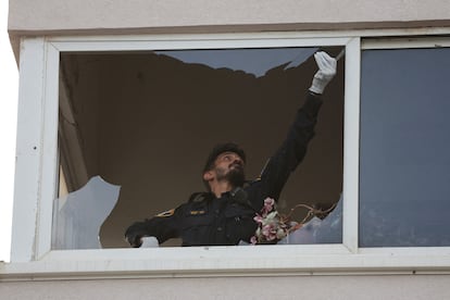 Inspección de una ventana dañada de un edificio en el lugar de la explosión, este viernes en Tel Aviv.