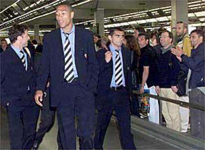 Carboni, Carew y Ayala, de izquierda a derecha, a su llegada al aeropuerto de Milán, ayer.