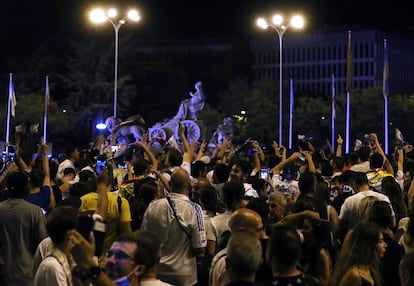 Madridistas celebran en la Cibeles el máximo título europeo. 