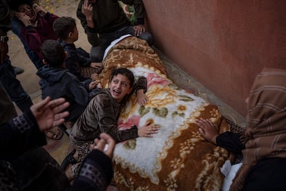 Civiles palestinos lloraban la muerte de familiares asesinados durante un bombardeo en la franja de Gaza, en el hospital de Jan Yunis, este sábado.