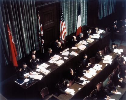 Palacio de Justicia de Nuremberg, durante los procedimientos contra figuras destacadas nazis por crímenes de guerra en el Tribunal Militar Internacional (IMT), en 1945.