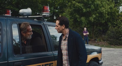Matthew Rhys y Stephen Root, en una imagen de 'La maldición de Widow's Bay' (Apple TV).