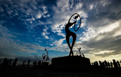 Escultura que homenajea a la loca de San Blas en el muelle Matanchén.