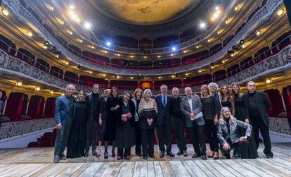 Los actores de 'Ecos del Prado' posan con el ministro de Cultura, José Guirao, la directora general del INAEM, Amaya de Miguel, y la directora de la CNTC, Helena Pimenta.