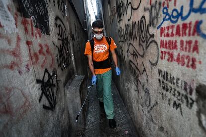 Un funcionario desinfecta una calle de Paraisopolis, una de las mayores favelas de Sao Paulo (Brasil).