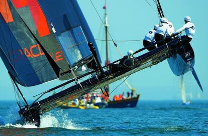 Sobre la malla que une los dos cascos del catamarán ‘Oracle’ no hay arneses. El peligro de volcar es constante.