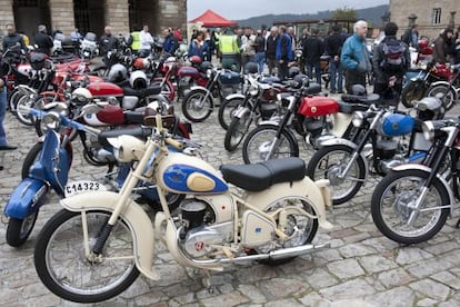 Concentración de motos clásicas en la Praza do Obradoiro en la última edición de la Ruta Rosaliana.