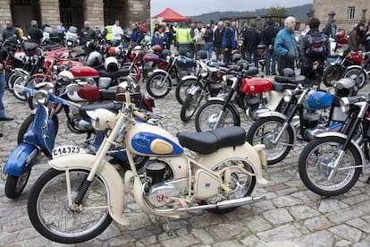 Concentraci&oacute;n de motos cl&aacute;sicas en la Praza do Obradoiro en la &uacute;ltima edici&oacute;n de la Ruta Rosaliana.