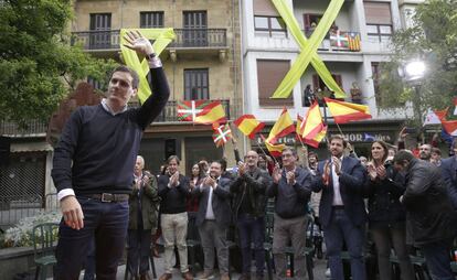 El centro de la plaza había sido decorado por sus críticos con enormes lazos amarillos en todas las fachadas y resguardado por un considerable dispositivo de la Ertzaintza y de seguridad privada.