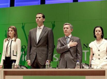 Los príncipes de Asturias, junto al presidente colombiano, Álvaro Uribe, en Medellín.