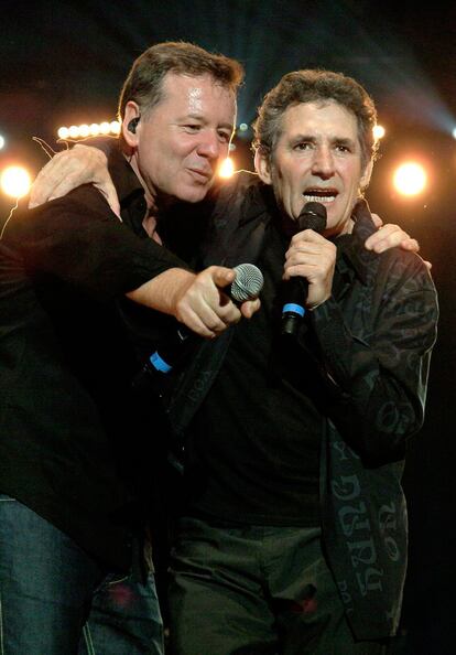 Miguel Ríos y Jim Kerr, de los Simple Minds, durante el concierto <i>Night of Proms</i>, en el velódromo Luis Vives, de Valencia, en 2008.