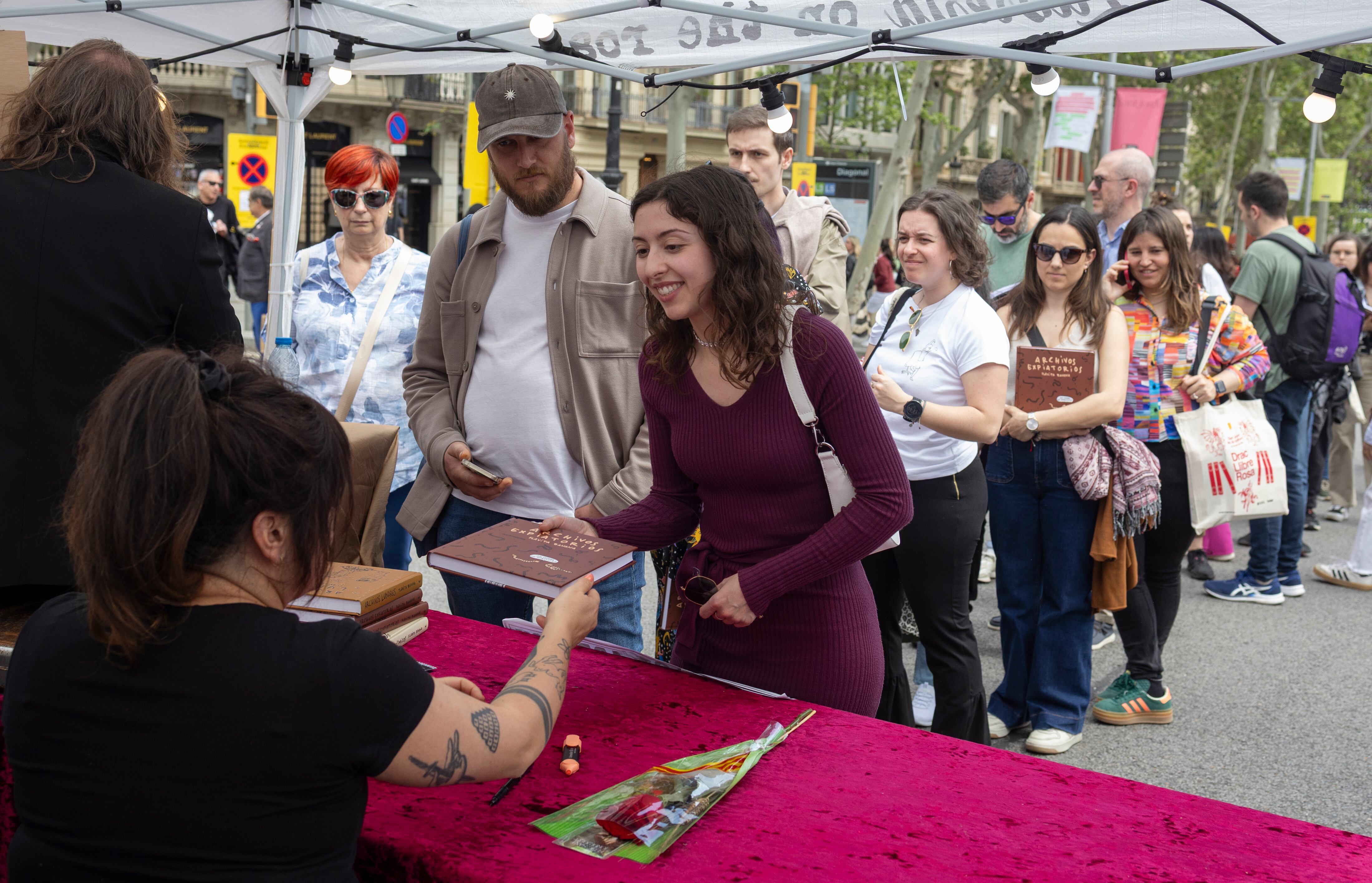 Para quién se hacen las colas más largas de Sant Jordi 2025